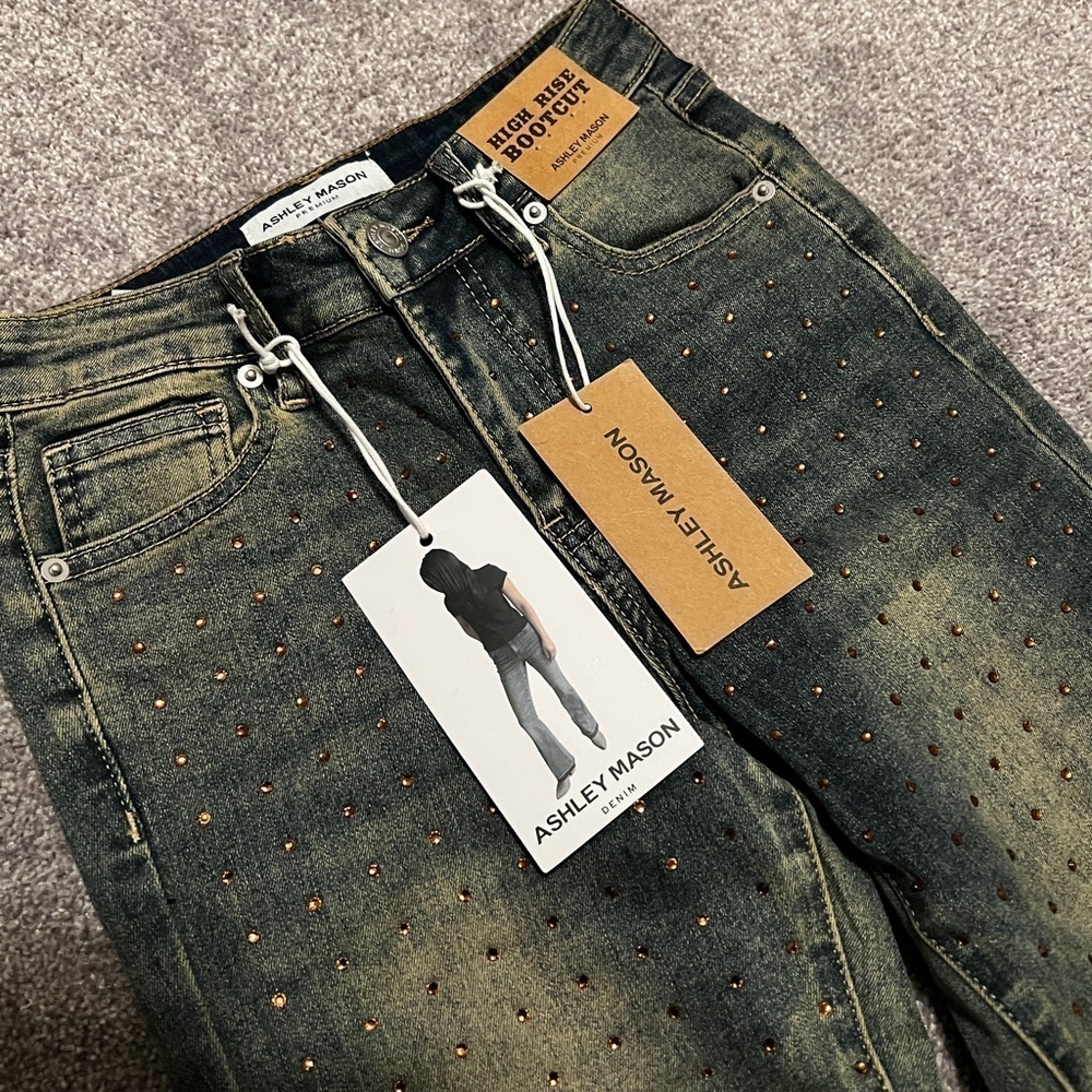 Ashley Mason Premium High Rise Bootcut Jeans with Studded Accents Size 0/24 - Picture 2 of 4